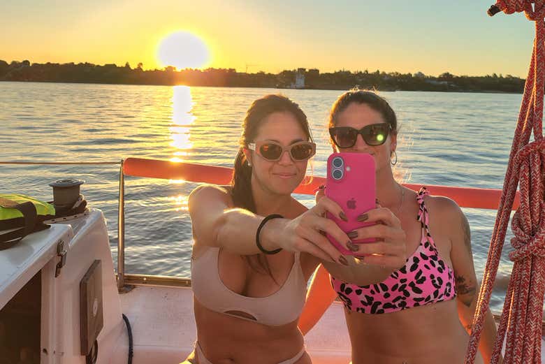 Disfrutaréis de un atardecer mientras navegáis