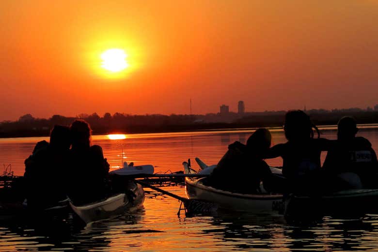 Contemplando el atardecer sobre el río Paraná
