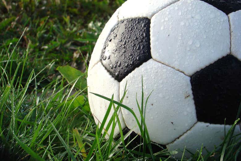 Bola de futebol em um estádio de Rosário