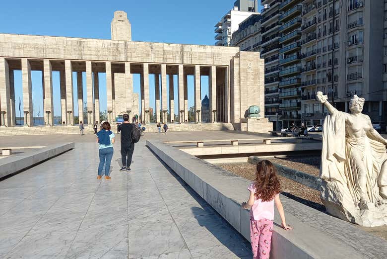 Contemplando el Monumento a la Bandera