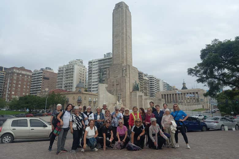 Posando frente al Monumento a la Bandera