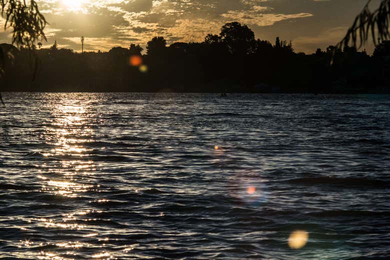 Los colores del atardecer iluminan el río Paraná