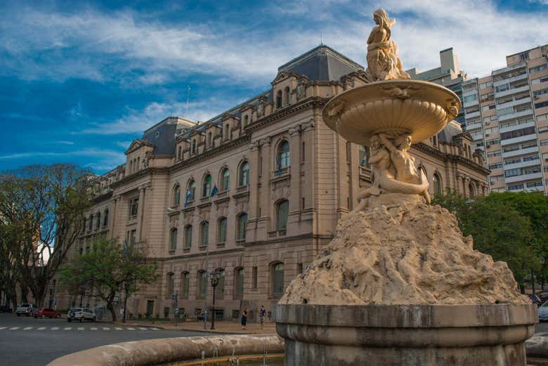 Pasaremos junto a la Fuente de las Utopías
