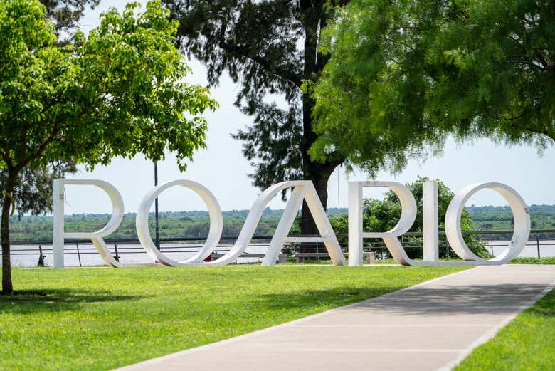 Letrero de Rosario en la costanera del Paraná