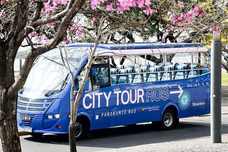 Autobús turístico en el centro de Rosario