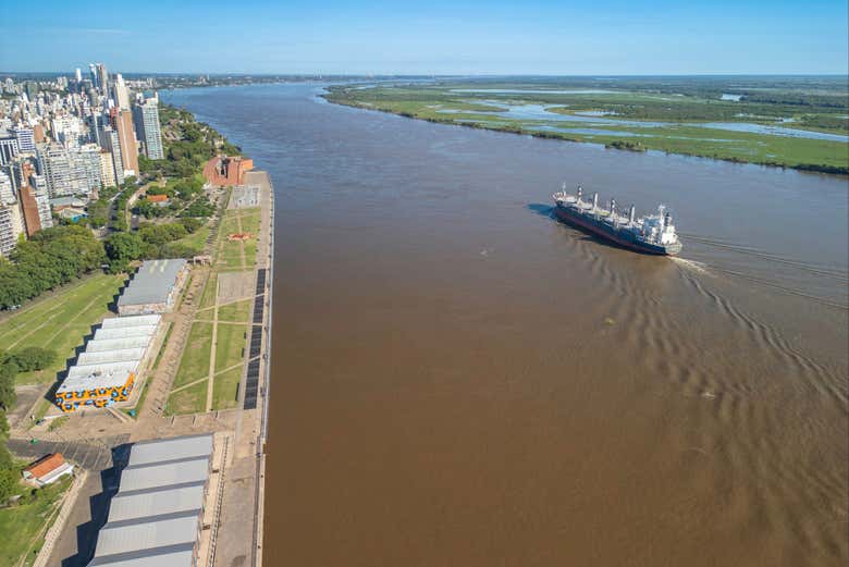 Río Paraná a su paso por la ciudad de Rosario