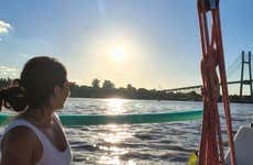Paseo en velero al atardecer por el río Paraná