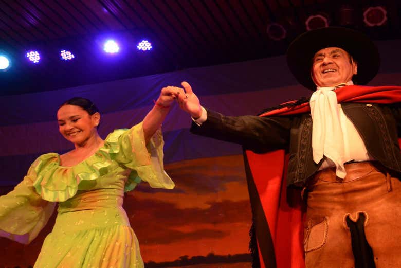 Dança tradicional em uma peña folclórica de Salta