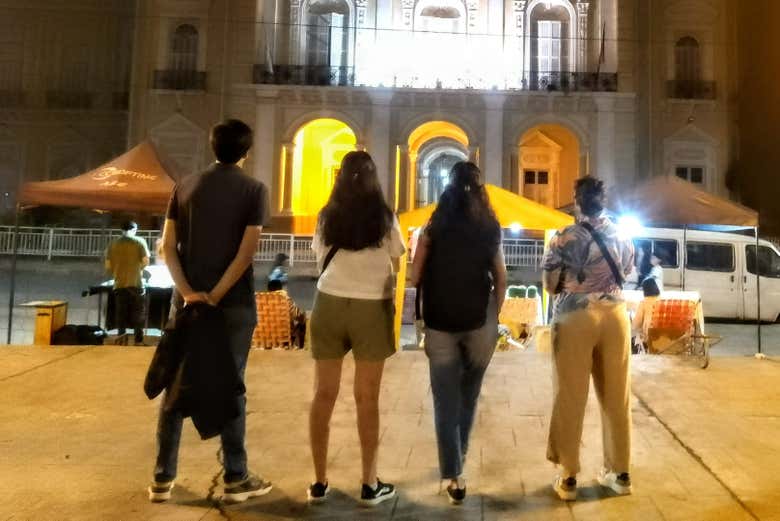 Contemplando as fachadas históricas de Salta