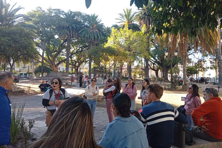 Ascoltando la guida a Plaza Belgrano
