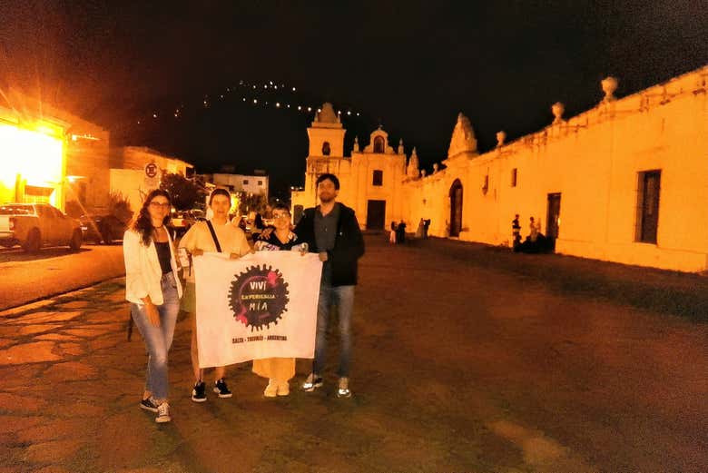 Foto de recordação em frente ao Convento de Carmelitas