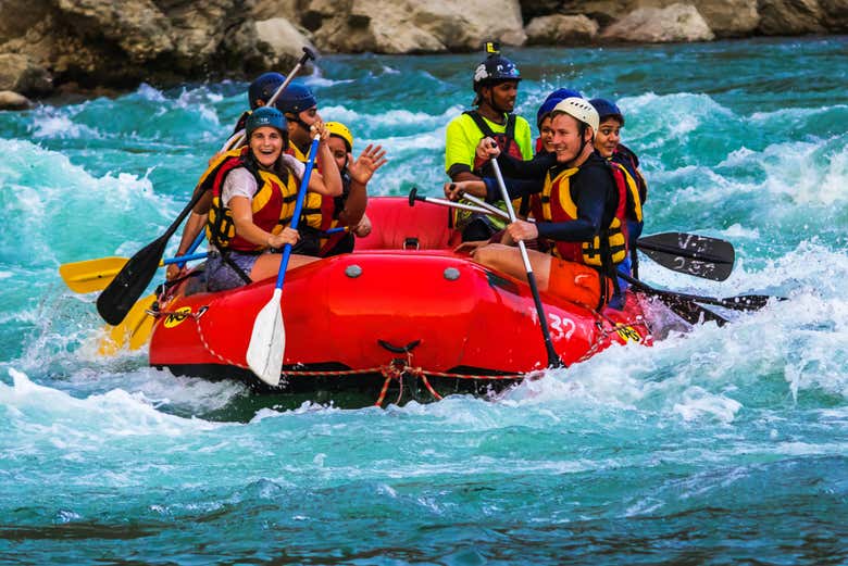 Disfrutando del rafting en el río Juramento