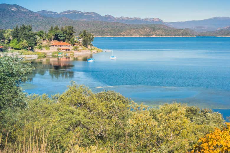 Vue panoramique sur le réservoir de Cabra Corral