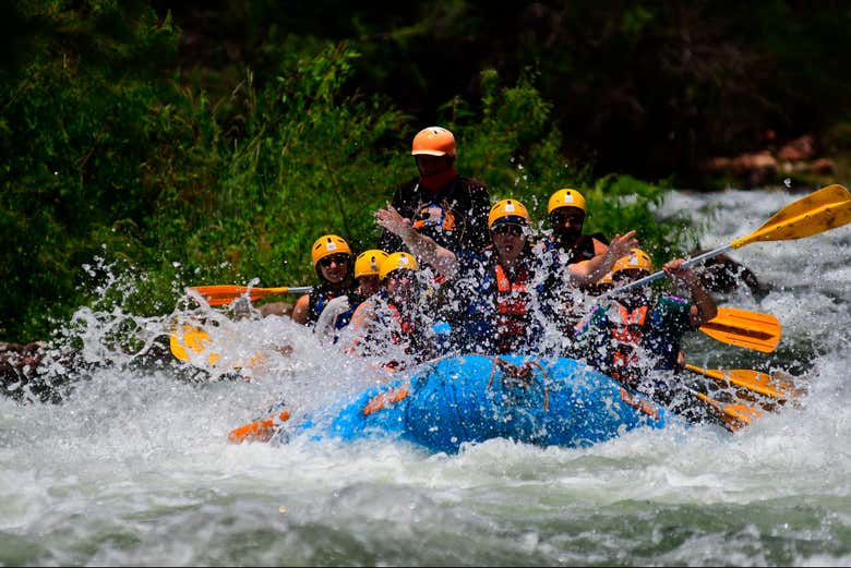 Disfrutando del rafting en el río Juramento