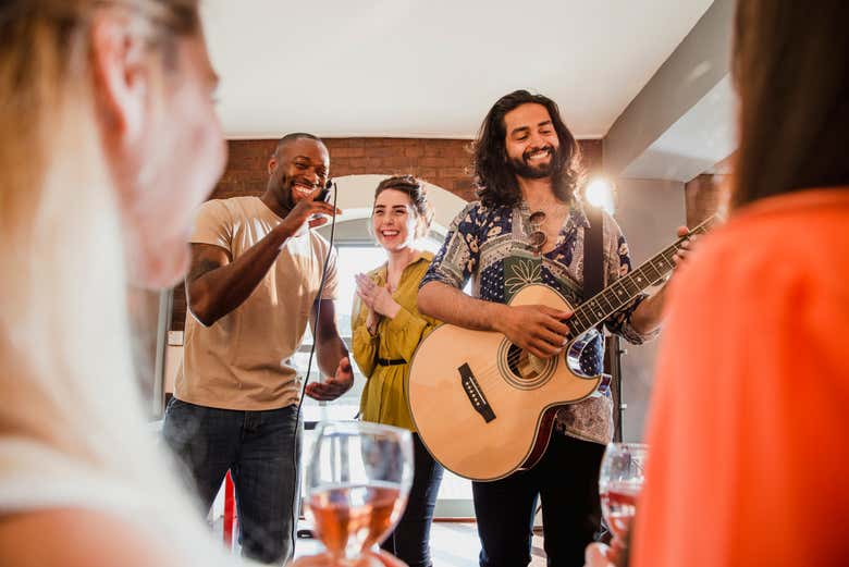 Tocando violão em uma peña folclórica