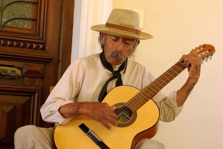 Un gaucho tocando la guitarra