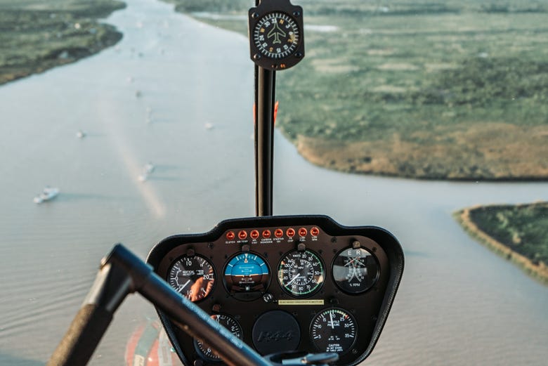Helicóptero sobrevoando o Delta do Tigre