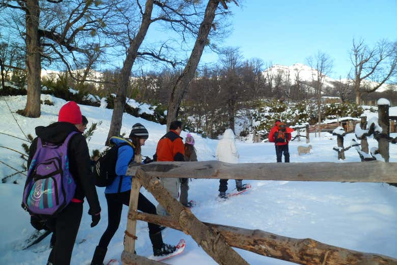 Disfrutando del paseo con raquetas de nieve