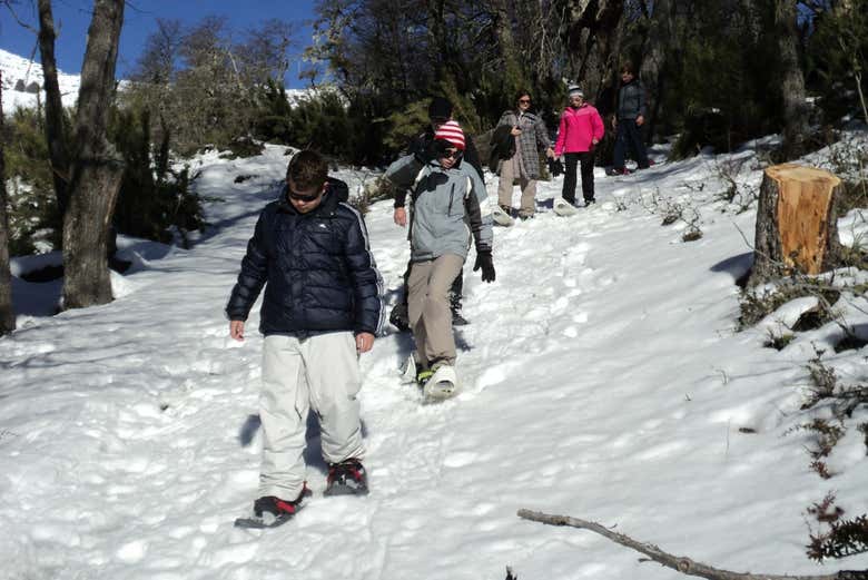 Recorriendo con raquetas de nieve el cordón de Chapelco
