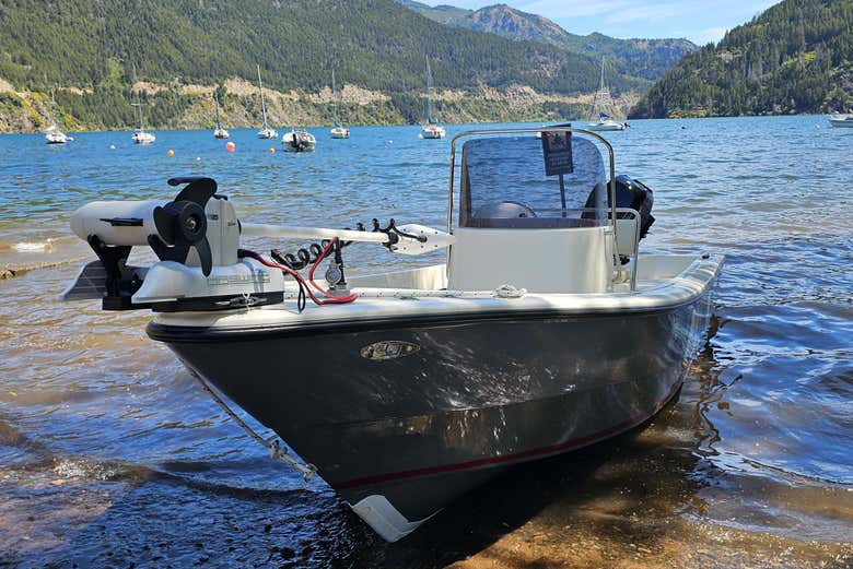 ¿Preparados para navegar por el Lago Lácar en una lancha?