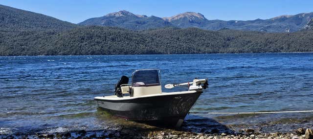 Paseo privado en barco por el lago Lácar