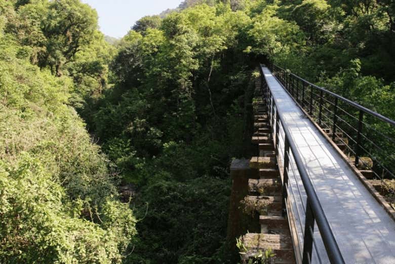 Stroll along the San Javier walkway