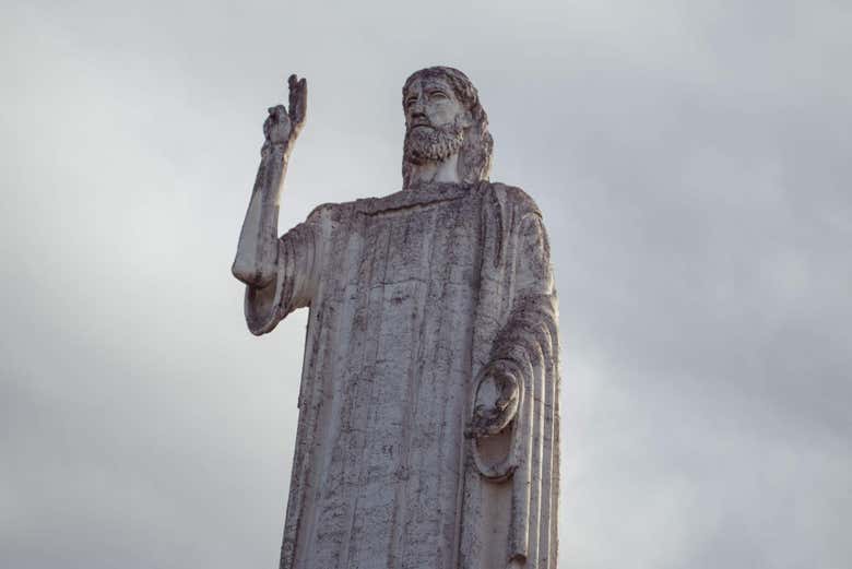 Cristo Bendicente, situado no Cerro San Javier