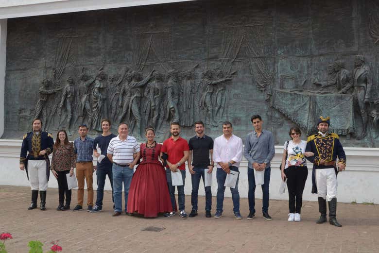 Posando diante do mural da Casa Histórica da Independência
