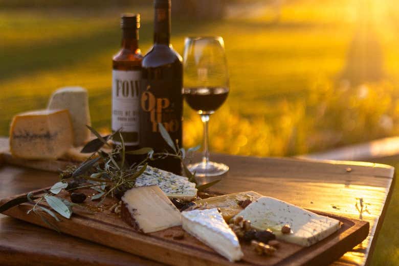 A tábua de queijos e o vinho para a degustação