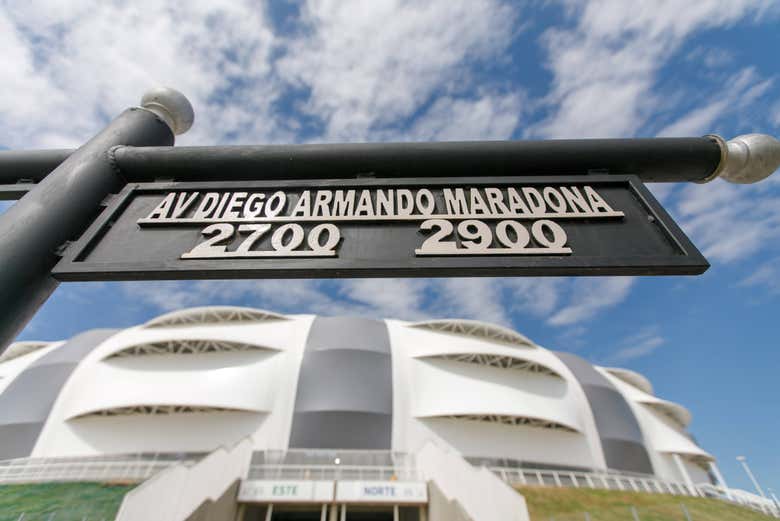 El estadio se ubica en la avenida Diego Armando Maradona