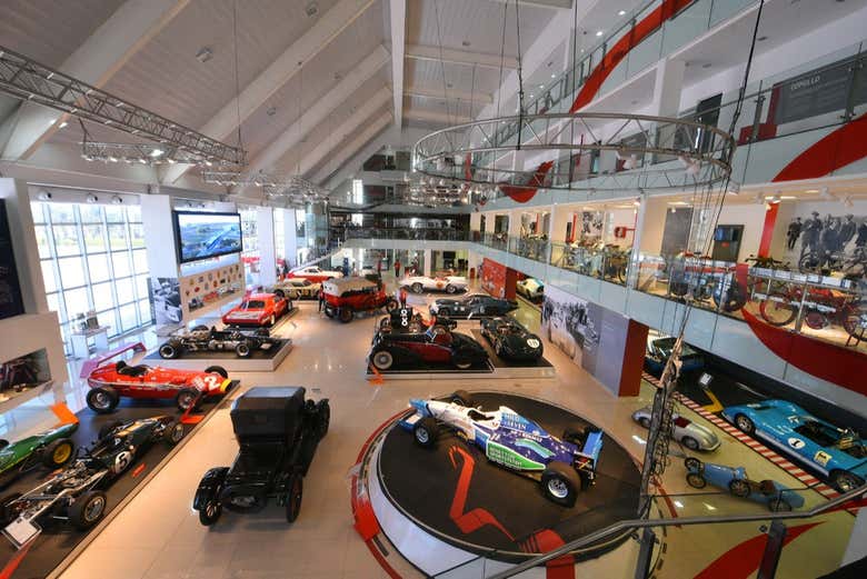 Una de las salas del Museo del Automóvil