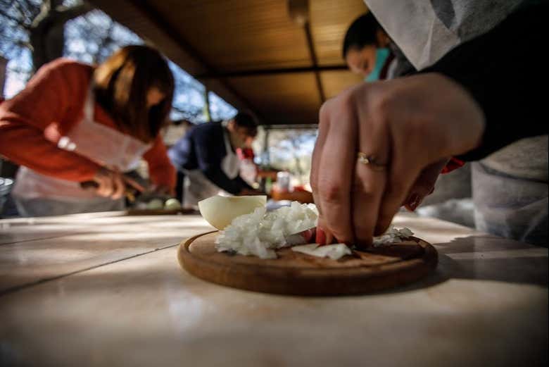 Seleccionando y cortando los ingredientes