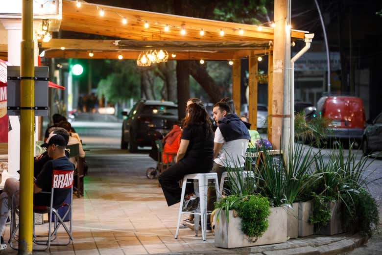 Santiago possède de nombreuses terrasses en plein air