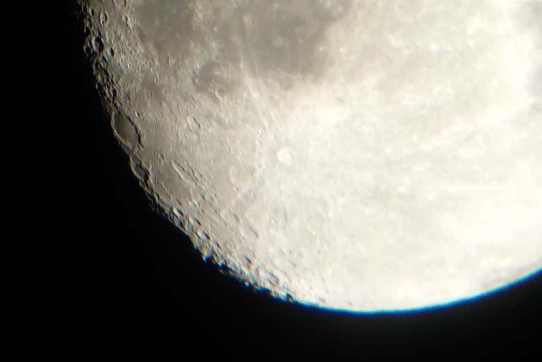 Cara iluminada de la luna