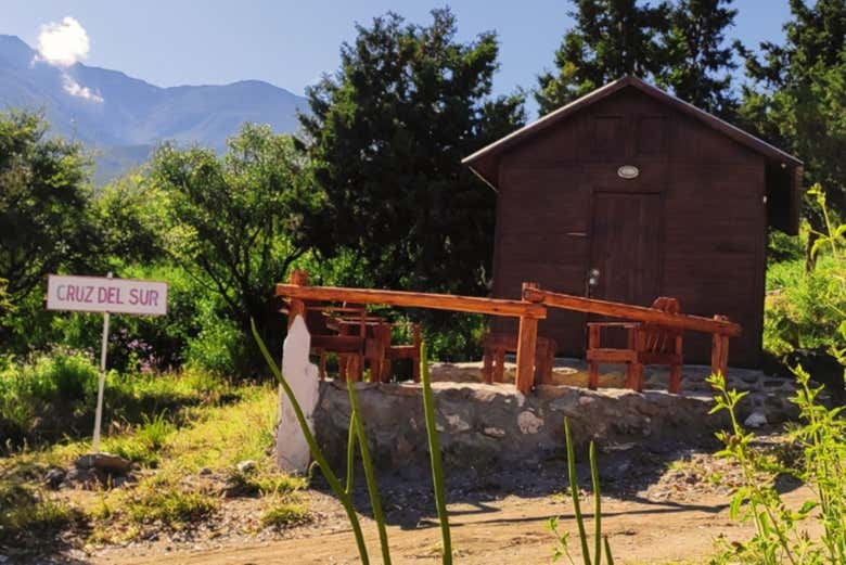 Exterior de una cabaña del observatorio Ampimpa