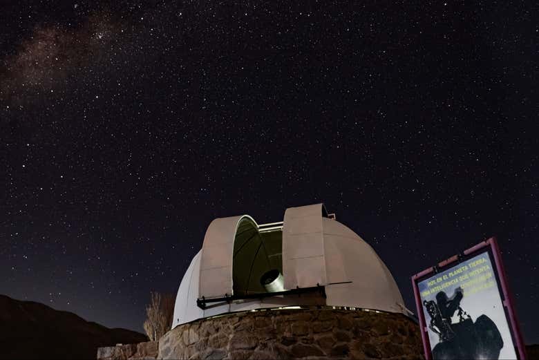 La vía láctea detrás del observatorio Ampimpa