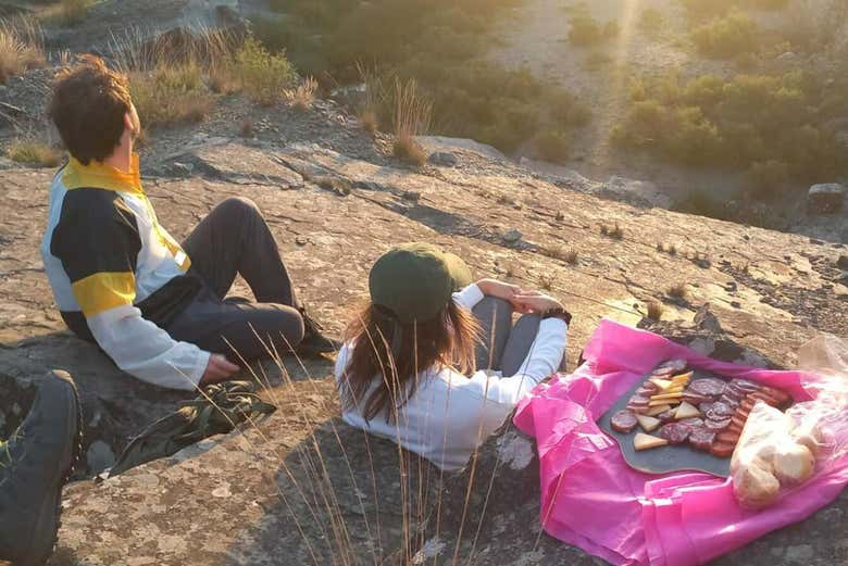 Desfrutando de um aperitivo enquanto contemplam a paisagem