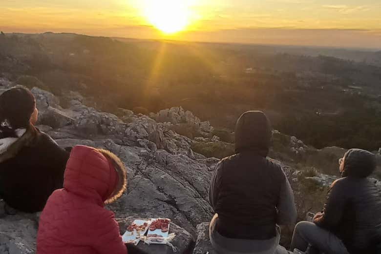 Tomando unos embutidos en la cima del cerro