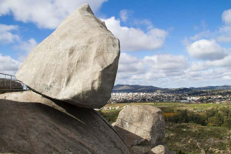 Réplica de la roca Movediza, sobre el cerro del mismo nombre