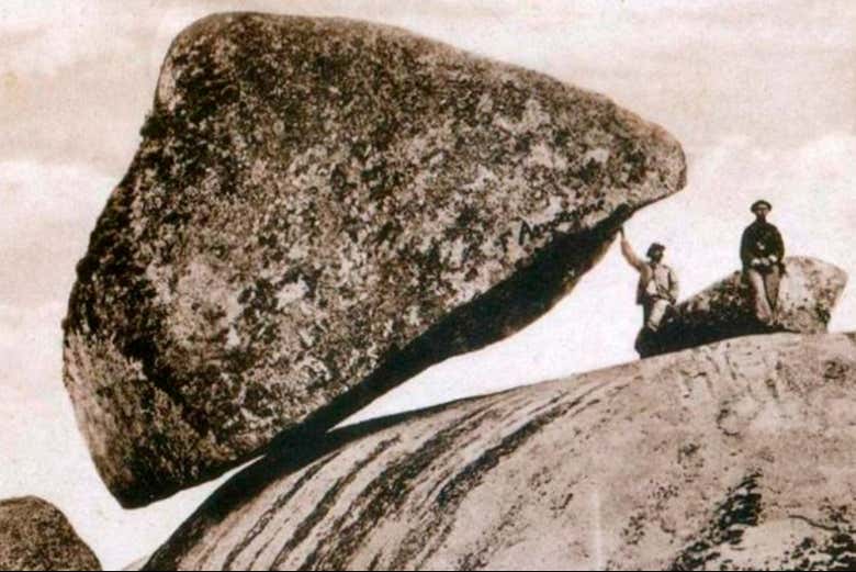 Fotografia antiga onde se vê a rocha original