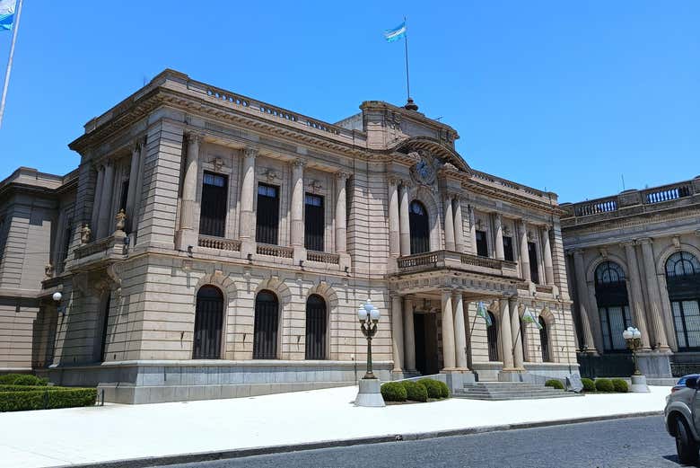 Fachada del Palacio Municipal frente a la Plaza Independencia