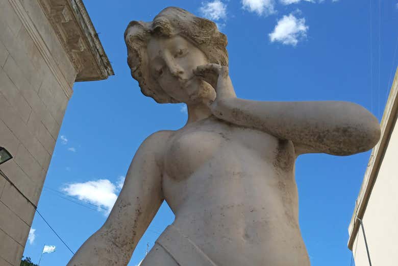 Esculturas que custodian los jardines exteriores del palacio