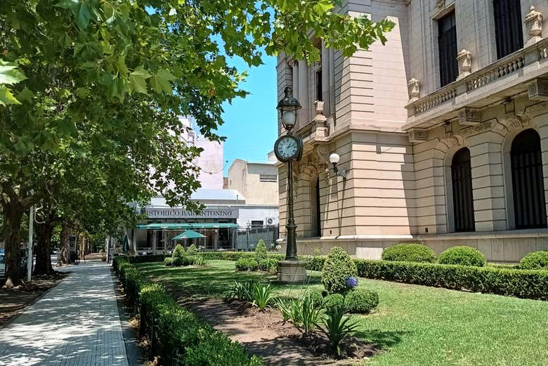 Fachada lateral del Palacio Municipal y el Café Antonino