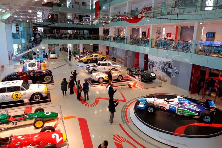 Uma das salas do Museu do Automóvel
