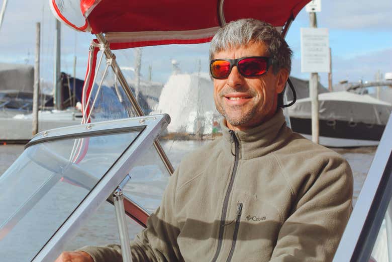 El capitán de la lancha por el Delta del Tigre