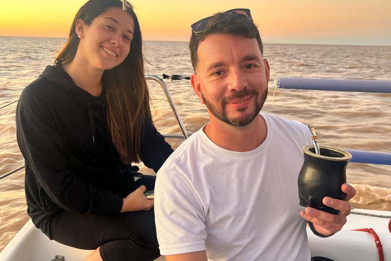 Un mate a bordo della barca a vela