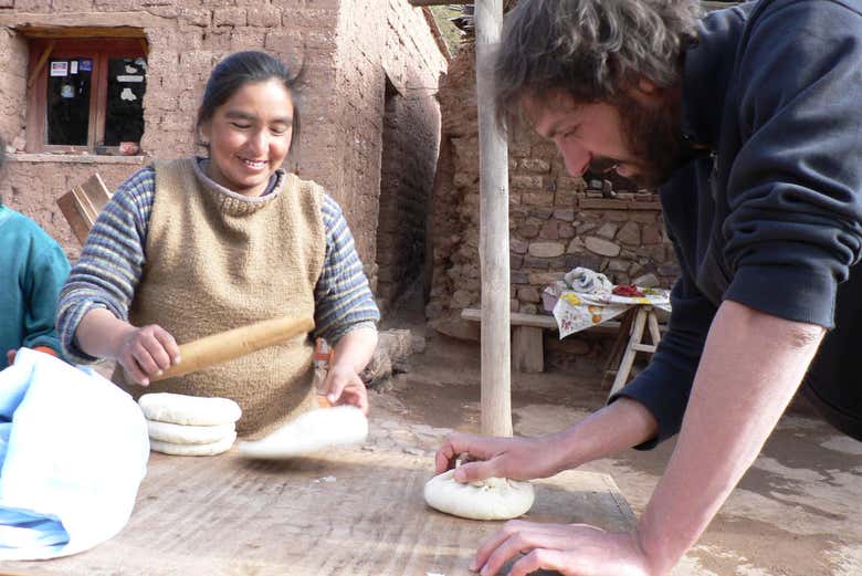 Amasando tortas en la comunidad de Hornaditas