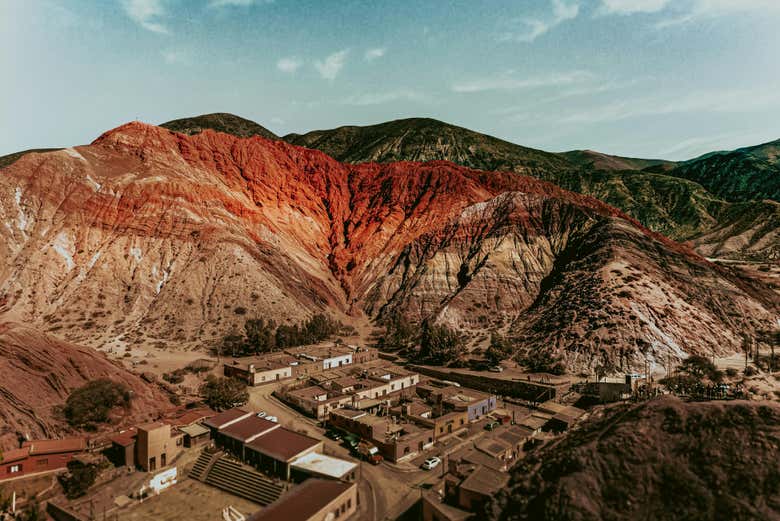Panorámica de Purmamarca y su famoso Cerro de los Siete Colores
