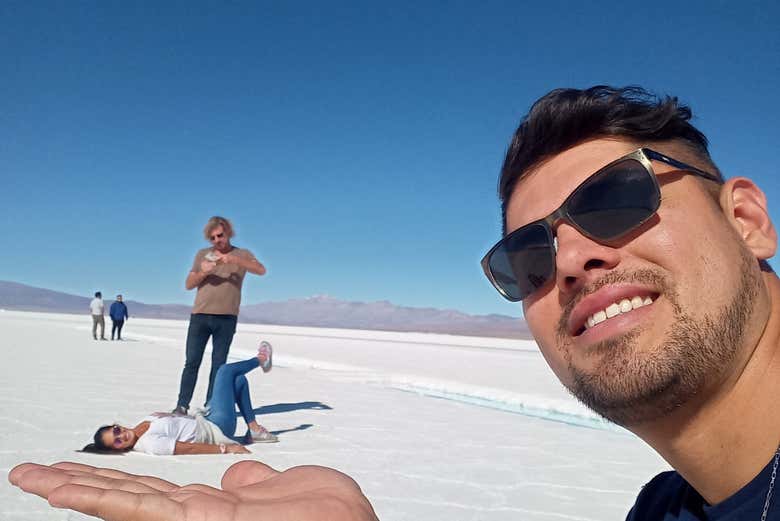 Divirtiéndose con fotos creativas en el extenso salar