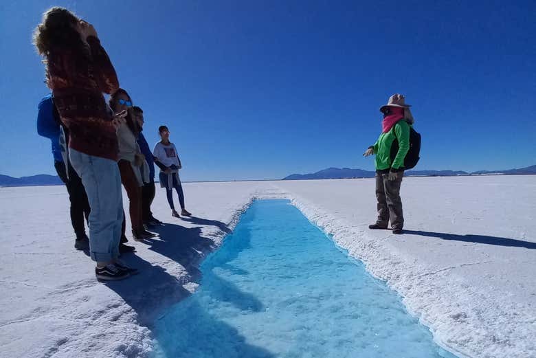 Explorando los piletones de las Salinas Grandes